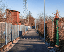 Dojazd do kładki nad Ślęzą od strony Muchoboru Małego, od ulicy Francuskiej