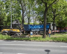 Usuwanie awarii kanalizacji deszczowej pod torowiskiem na ulicy Wróblewskiego