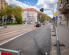 Cztery przystanki wiedeńskie przy skrzyżowaniu Sienkiewicza z Piastowską są już na ukończeniu