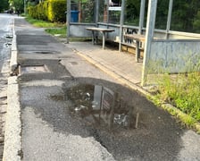 <p>Chodnik i przystanek na ulicy Lakierniczej&nbsp;</p>