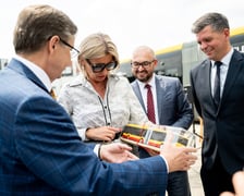 <p>Waldemar Wlazło z Solaris Bus &amp; Coach po podpisaniu umowy wręcza wiceprezydent Renacie Granowskiej model autobusu Solaris Urbino 12 electric we wrocławskich barwach zbudowanego z klock&oacute;w Lego</p>