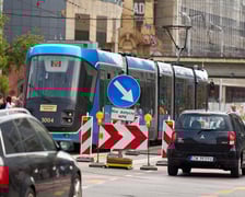 Przy skrzyżowaniu Świdnickiej z Piłsudskiego, druga połowa czerwca 2025