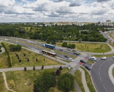 <p>Sytuacja na rondzie Pileckiego po wypadku sprzed godziny 11:00 - stan na godzinę 13:30</p>