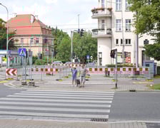 <p>Remont na skrzyżowaniu ulic Powstańc&oacute;w Śląskich i Jastrzębiej we Wrocławiu. 26.07.2025</p>