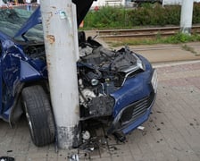 Wypadek u zbiegu Komuny Paryskiej z Pułaskiego. Zderzenie samochodu z tramwajem