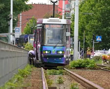 Wypadek u zbiegu Komuny Paryskiej z Pułaskiego. Zderzenie samochodu z tramwajem