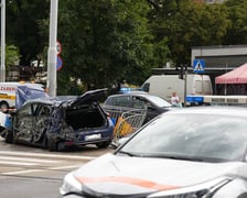 Wypadek u zbiegu Komuny Paryskiej z Pułaskiego. Zderzenie samochodu z tramwajem