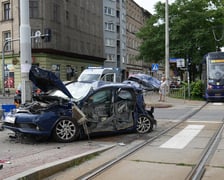 Wypadek u zbiegu Komuny Paryskiej z Pułaskiego. Zderzenie samochodu z tramwajem