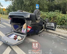 Zderzenie i dachowanie osobówki na ul. Królewieckiej we Wrocławiu