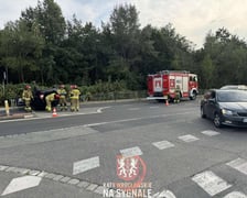 Zderzenie i dachowanie osobówki na ul. Królewieckiej we Wrocławiu