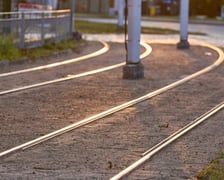 Torowisko na ul. Kosmonautów pod koniec remontu. Jeszcze nie wszystko skończone, ale już jeżdżą tramwaje. Od 8 września wracają tu na stałe