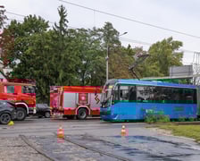 Na ul. Kujawskiej, w pobliżu placów Wróblewskiego i Społecznego doszło do zderzenia samochodu osobowego z tramwajem