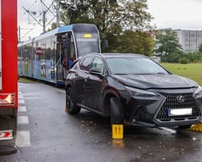 Na ul. Kujawskiej, w pobliżu placów Wróblewskiego i Społecznego doszło do zderzenia samochodu osobowego z tramwajem