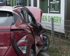 Zderzenie samochodu osobowego z tramwajem na ul. Świeradowskiej we Wrocławiu - 8.10.2025 r.