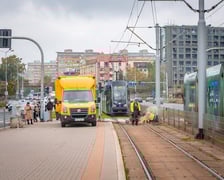 Naprawa pękniętej szyny na placu Jana Pawła II