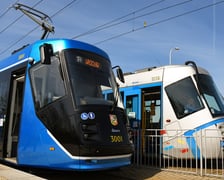 Dwie Skody: na pierwszym planie 16T po modernizacji i 19T przed modernizacją