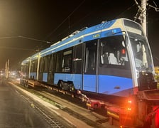 Transport nowego tramwaju Pesa we Wrocławiu