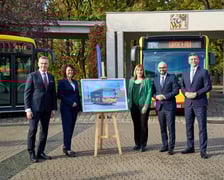 Prezes Pekao Leasing Andrzej Krzemiński, prezes Daimler Buses Polska Mirosława Rudzka, prezes SiMS Anetta Knitter, prezes MPK Witold Woźny i wiceprezes MPK Przemysław Nowicki podczas konferencja poświęconej podpisaniu umowy na 100 autobusów Mercedes Conecto dla MPK Wrocław