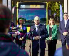 Prezes MPK Witold Woźny podczas konferencji poświęconej podpisaniu umowy na 100 autobusów Mercedes Conecto