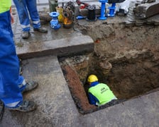 Prace przy usuwaniu awarii MPWiK na ulicy Ślężnej przy skrzyżowaniu z aleją Armii Krajowej i aleją Wiśniową