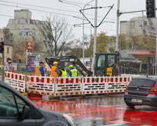 Prace przy usuwaniu awarii MPWiK na ulicy Ślężnej przy skrzyżowaniu z aleją Armii Krajowej i aleją Wiśniową