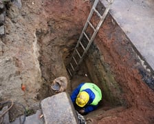 Prace przy usuwaniu awarii MPWiK na ulicy Ślężnej przy skrzyżowaniu z aleją Armii Krajowej i aleją Wiśniową