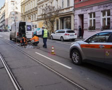 Naprawa uszkodzonej szyny tramwajowej na ul. Chrobrego.