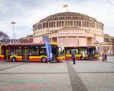 Prezentacja nowych aglomeracyjnych mercedesów pod Halą Stulecia, 14 listopada 2025