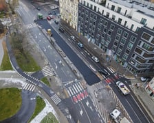 <p>W poniedziałek 24 listopada wykonawca kładł masę bitumiczną w miejscu torowiska. Tak powstaje tymczasowa jezdnia, kt&oacute;rą wkr&oacute;tce będą jeździć kierowcy</p>