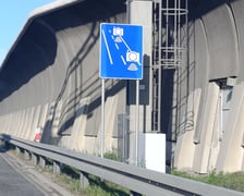 Znak informujący o odcinkowym pomiarze prędkości na AOW