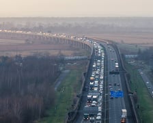 <p>Korek na AOW po zderzeniu 3 samochod&oacute;w - 4 grudnia</p>