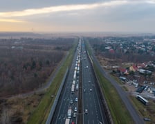 <p>Korek na AOW po zderzeniu 3 samochod&oacute;w - 4 grudnia</p>