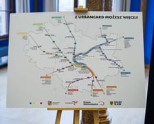<p>Plansza z mapą połączeń kolejowych we Wrocławiu dostąpnych w systemi Urbancard</p>