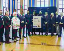 <p>Uczestnicy konferencji prasowej poświęconej przedłużeniu umowy na Urbancard na kolei we Wrocławiu. Dworzec Gł&oacute;wny PKP we Wrocławiu, 08.12.2025.</p>