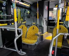 W nowych autobusach miejsca dla osób o specjalnych potrzebach mają żółtą tapicerkę