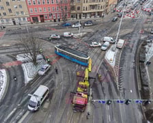 Wykolejony tramwaj na skrzyżowaniu Pomorska/Dubois - 9 stycznia 2026 r.