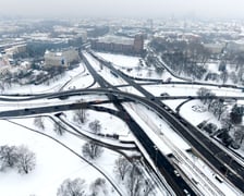 Plac Społeczny i estakada z lotu ptaka w zimowej aurze
