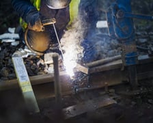 Naprawa uszkodzonej szyny tramwajowej na torowisku na ul. Legnickiej w kierunku centrum.