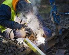 Naprawa uszkodzonej szyny tramwajowej na torowisku na ul. Legnickiej w kierunku centrum.