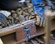 Naprawa uszkodzonej szyny tramwajowej na torowisku na ul. Legnickiej w kierunku centrum.