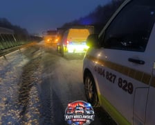 Ciężarówka stoi w poprzek jezdni i blokuję autostradę A4 w rejonie węzła Kąty Wrocławskie