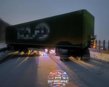Ciężarówka stoi w poprzek jezdni i blokuję autostradę A4 w rejonie węzła Kąty Wrocławskie