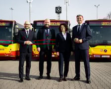 Prezes MPK Witold Woźny, prezydent Wrocławia Jacek Sutryk, prezes Daimler Buses Polska Mirosława Rudzka i wiceprezes MPK Wrocław Przemysław Nowicki przed nowymi autobusami Mercedes Conecto, które niebawem wyjadą na wrocławskie ulice