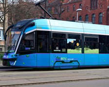 Wiosennie ozdobiony tramwaj we Wrocławiu