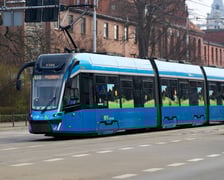 Wiosennie ozdobiony tramwaj we Wrocławiu