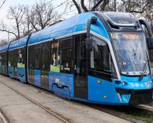 Wiosennie ozdobiony tramwaj we Wrocławiu