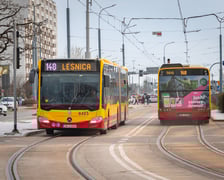 W poniedziałkowym popołudniowym szczycie autobusy omijały korki jadąc nowym odcinkiem trasy autobusowo-tramwajowej na Bardzkiej