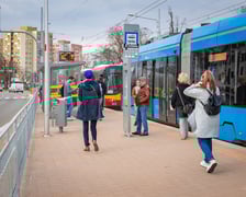 W poniedziałkowym popołudniowym szczycie autobusy omijały korki jadąc nowym odcinkiem trasy autobusowo-tramwajowej na Bardzkiej