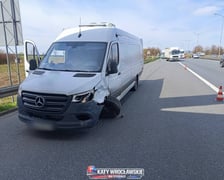 Kolizja trzech samochodów na odcinku autostrady A4 w pobliżu węzła Brzezimierz pod Wrocławiem - 10 kwietnia 2026 r.