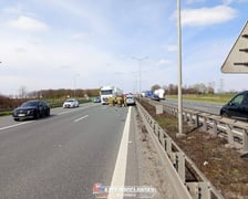 Kolizja trzech samochodów na odcinku autostrady A4 w pobliżu węzła Brzezimierz pod Wrocławiem - 10 kwietnia 2026 r.
